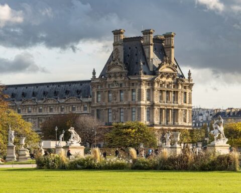 Louvre Workers Plan December Strike Over Conditions