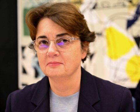 Louvre's First Female Director Steps Down Amidst Security Crisis