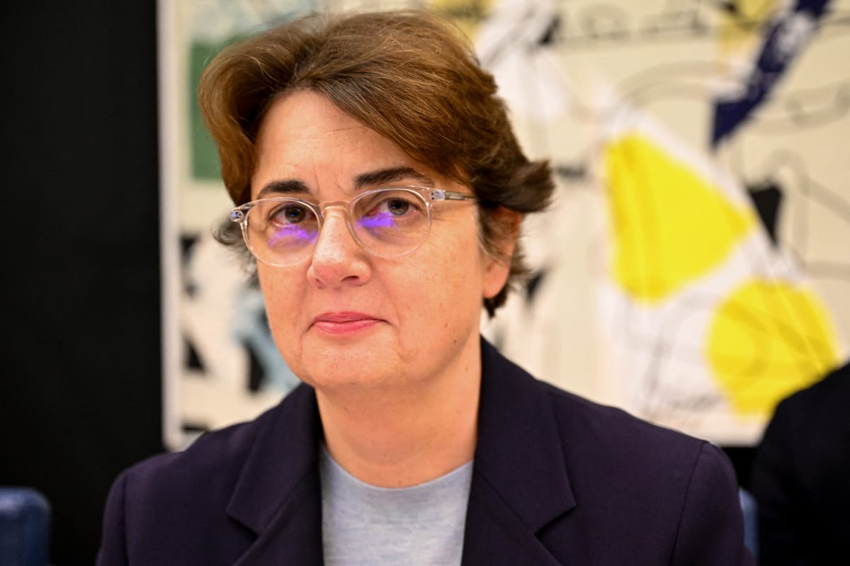 Louvre's First Female Director Steps Down Amidst Security Crisis