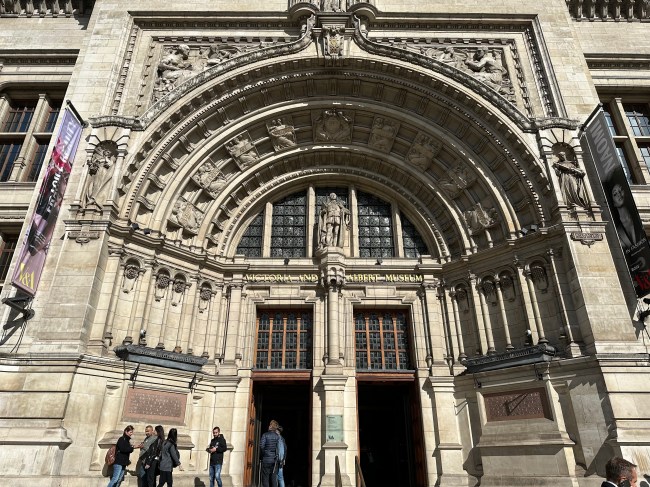 V&A Museum Alters Catalogue Images Following Chinese Printer's Demands