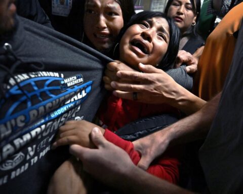 Heartbreaking Photo of Family Separated by ICE Wins Prestigious Award