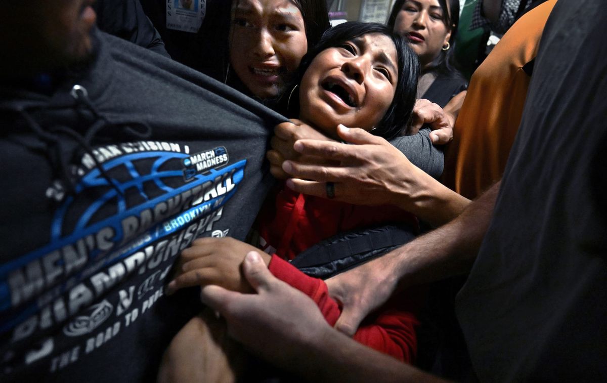 Heartbreaking Photo of Family Separated by ICE Wins Prestigious Award
