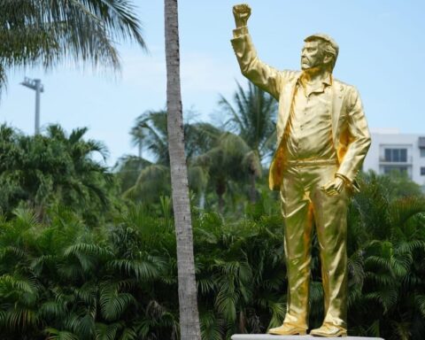 Statue of Trump Unveiled by Evangelicals in Miami