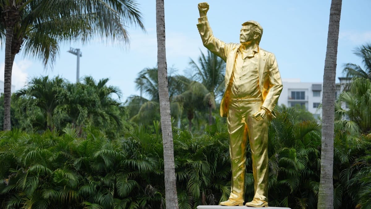 Statue of Trump Unveiled by Evangelicals in Miami