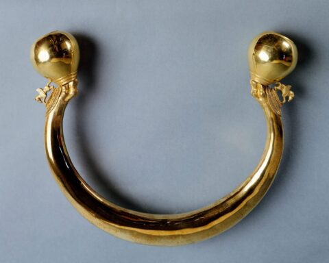 Man Arrested in Daytime Theft of 2,500-Year-Old Gold Torque From French Museum